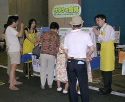 サタケの展示コーナーで籾摺りや精米の原理を紹介