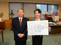 柳沢厚生労働大臣と表彰状を手にする佐竹代表