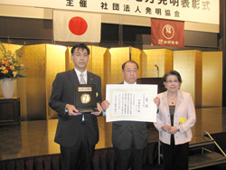 佐竹利子代表と伊藤隆文(中央)、谷本宏(左)